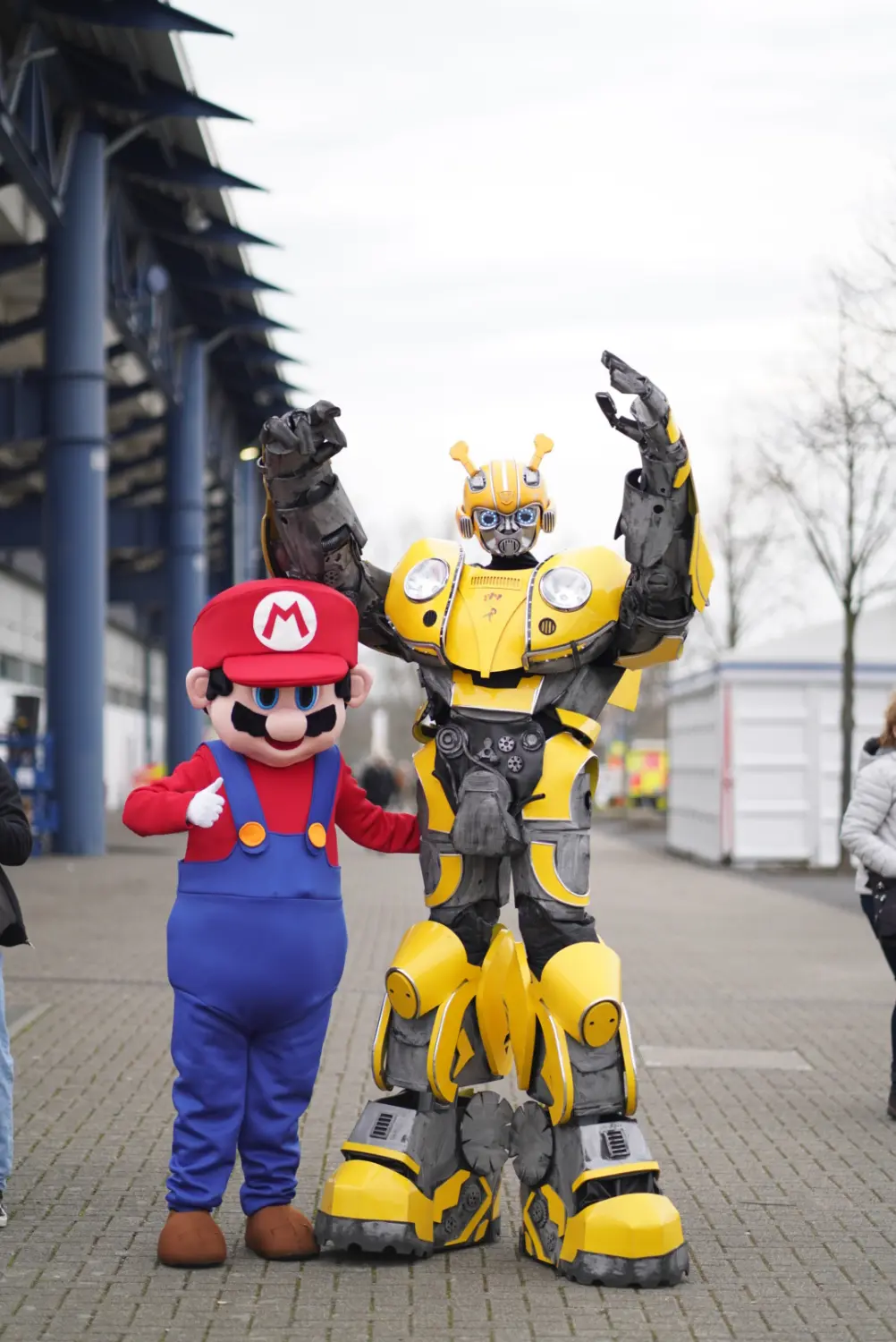 Super Mario und Bumblebee Kostüm von Maxiland Event