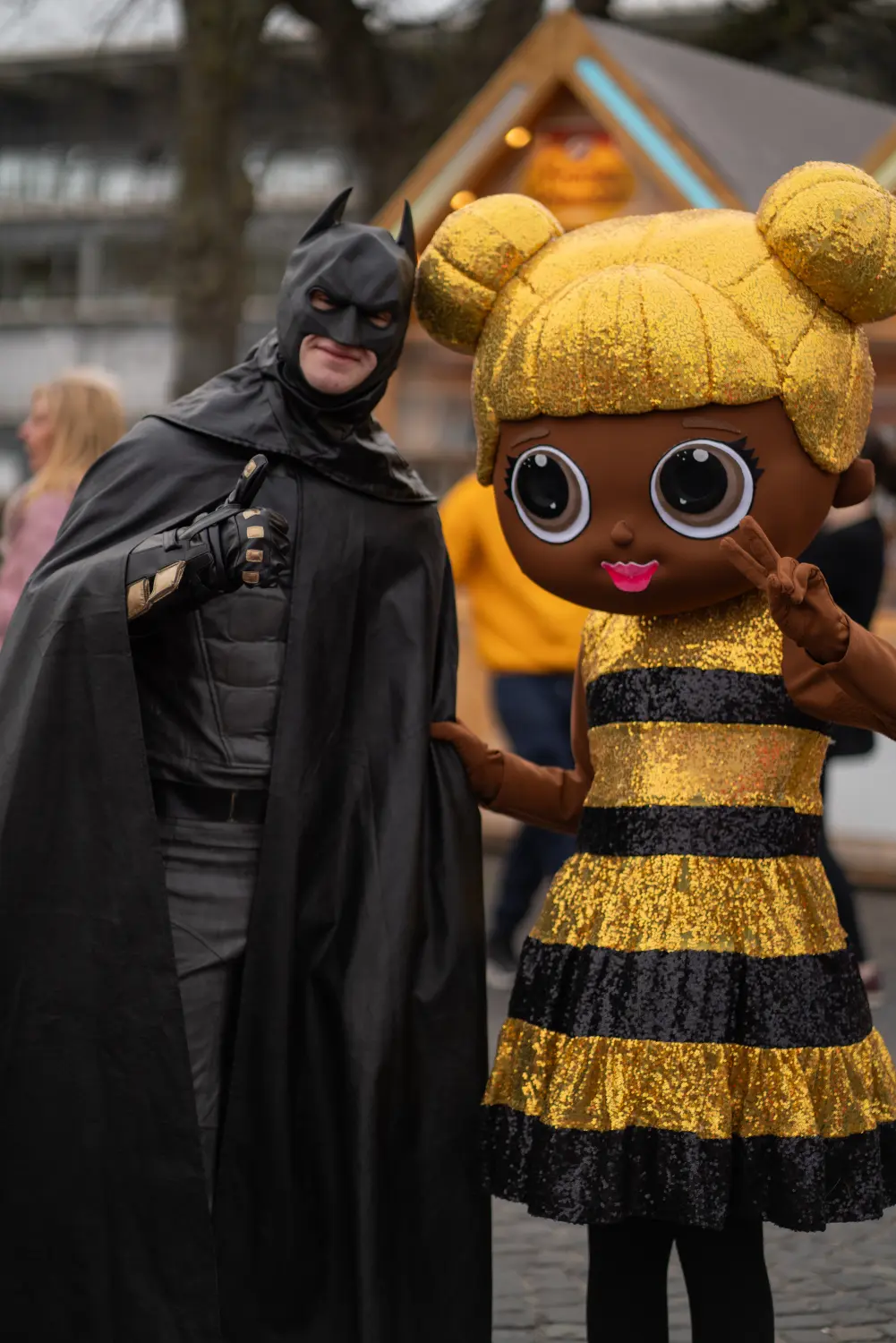 Honigbiene und ein Bösewicht-Charakterkostüm von Maxiland Event